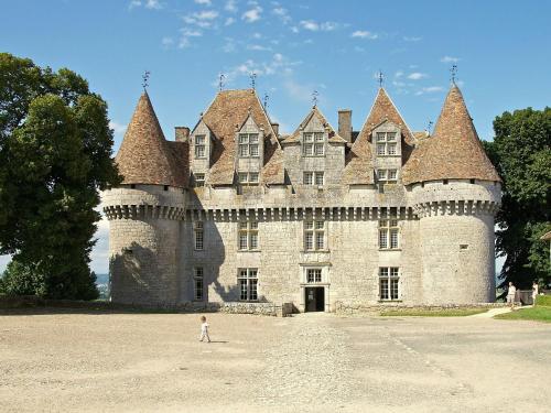 Snug cottage in Saint Eutrope De Born with pool