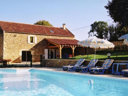 Spacious Holiday Home in Besse with Swimming Pool - Location saisonnière - Besse