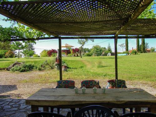 Snug cottage in Saint Eutrope De Born with pool