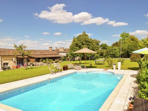 Snug cottage in Saint Eutrope De Born with pool