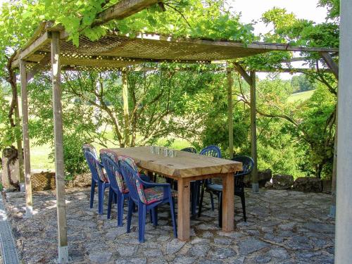 Snug cottage in Saint Eutrope De Born with pool