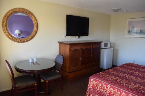 Mojave Inn - image 7