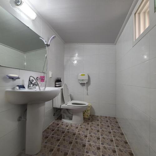 Double Room image 5