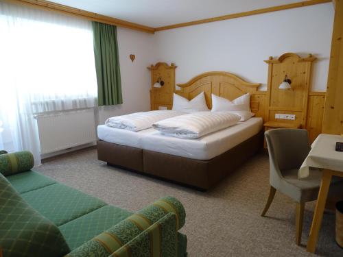 1 queen bed, 1 sofa bed