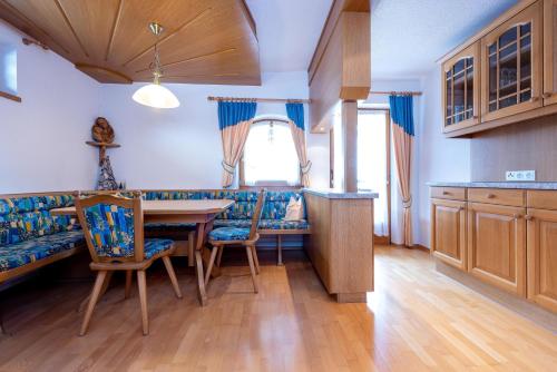 Apartment with Mountain View