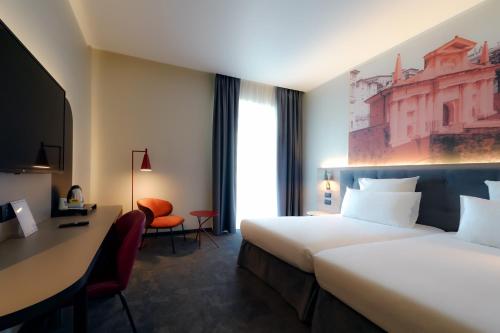 Standard Twin Room image 10
