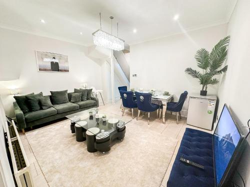 Enchanting 3Bed, 2 Reception Apartment w/ Private Garden & Parking in Ilford