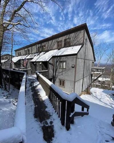 Stylish Townhouse Steps to Ski Mtn & Waterpark - Accommodation - Tannersville