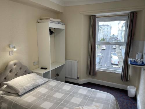 LAMPLIGHTER GUESTHOUSE - image 2