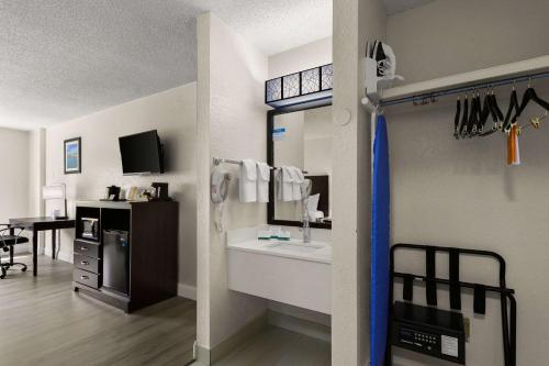 Standard King Room - Non-Smoking  image 3