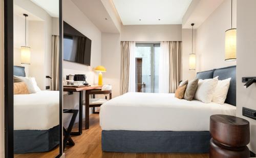 Superior Room with Balcony (Hotel) image 3