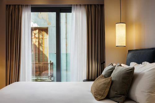 Superior Room with Balcony (Hotel) image 6