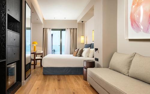 Superior Room with Balcony (Hotel) image 5