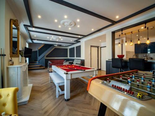 Duplex Jeanne d'Arc Billard Baby en option Escape Game Logements Insolites