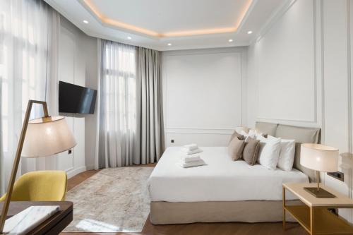 Elegant Room with Balcony (Residence) image 9
