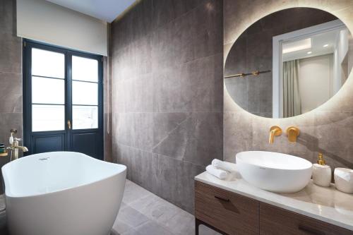Elegant Room with Balcony (Residence) image 6