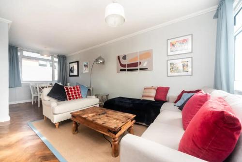 Pass the Keys Elegant Spacious Flat with Large Patio - Short Walk To Trains