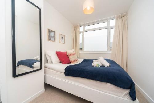 Pass the Keys Elegant Spacious Flat with Large Patio - Short Walk To Trains - image 14