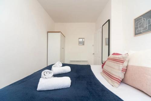 Pass the Keys Elegant Spacious Flat with Large Patio - Short Walk To Trains - image 11