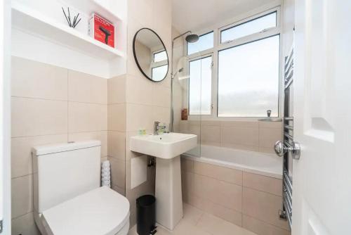 Pass the Keys Elegant Spacious Flat with Large Patio - Short Walk To Trains - image 8