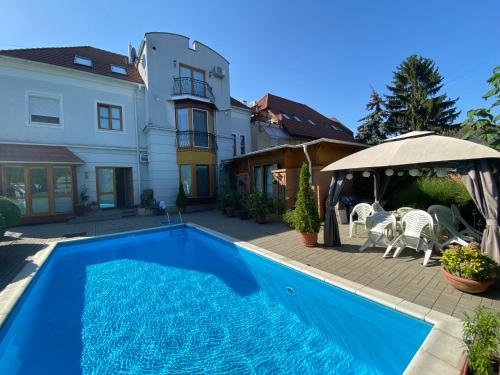 Úszómedence, Platan Hotel in Petőfi Sándor Lakótelep