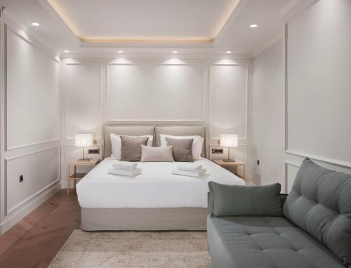 Neoclassical Suite with Veranda (Residence) image 9
