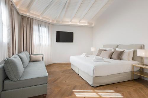 Neoclassical Suite with Veranda (Residence) image 10