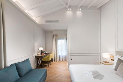 Neoclassical Suite with Veranda (Residence) image 8