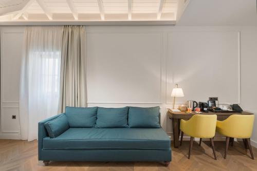Neoclassical Suite with Veranda (Residence) image 6