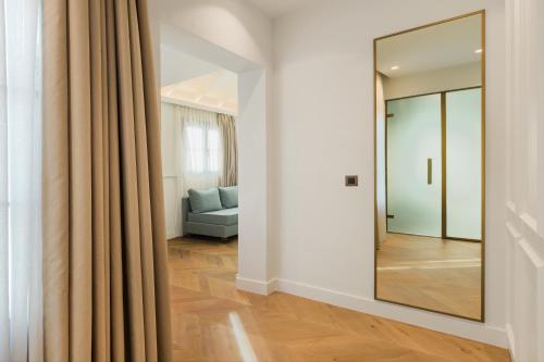Neoclassical Suite with Veranda (Residence) image 7