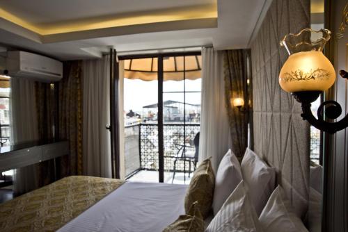 Deluxe Double Room with Balcony and Sea View image 6