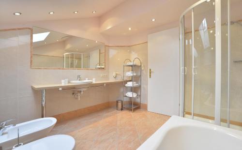 2 bedrooms, 3 beds
