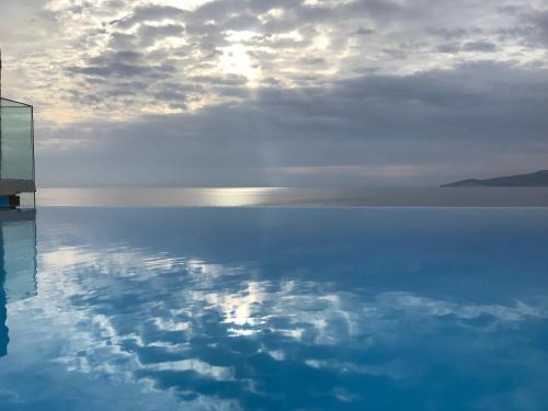 Seafront Aegeans blue pearl over infinity pool - Apartment - Keratea