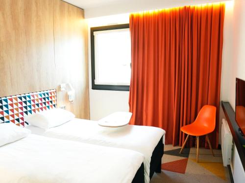 1 queen bed, 2 twin beds