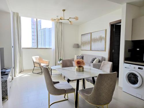 Sleek and Stylish 2-Bedroom Apartment, Дубай (фото 6)
