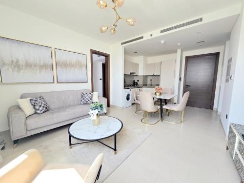 Sleek and Stylish 2-Bedroom Apartment, Дубай (фото 2)