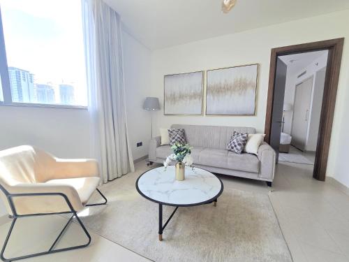 Sleek and Stylish 2-Bedroom Apartment, Дубай (фото 3)