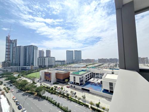 Sleek and Stylish 2-Bedroom Apartment, Дубай (фото 10)