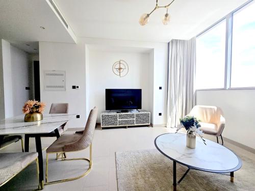 Sleek and Stylish 2-Bedroom Apartment, Дубай (фото 4)