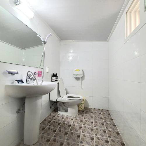 Double Room with Private Bathroom image 2