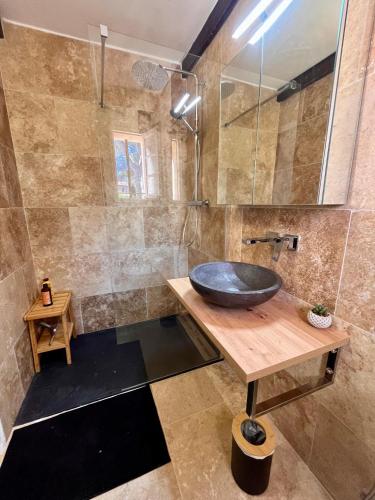 Shower, La Cigaliere near Pizza du Fournas