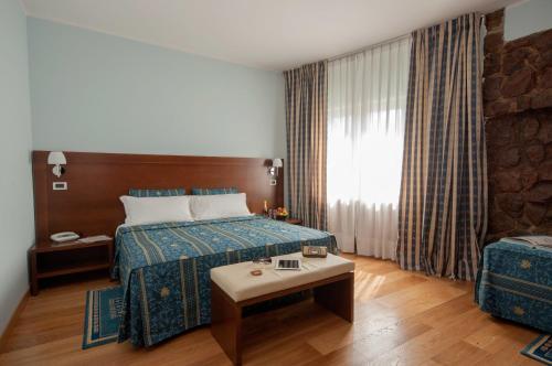 1 queen bed, 2 twin beds