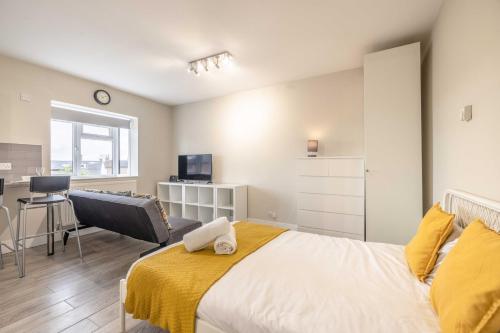 Cosy Heathrow Apartment - Free Parking