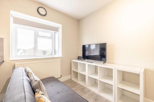 Cosy Heathrow Apartment - Free Parking