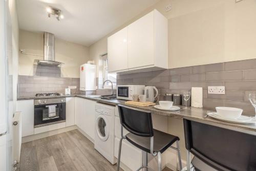 Cosy Heathrow Apartment - Free Parking