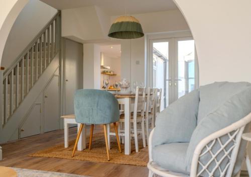 Pebble Cottage - Sea Views, Free Parking & Dog Friendly