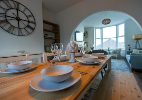 Pebble Cottage - Sea Views, Free Parking & Dog Friendly