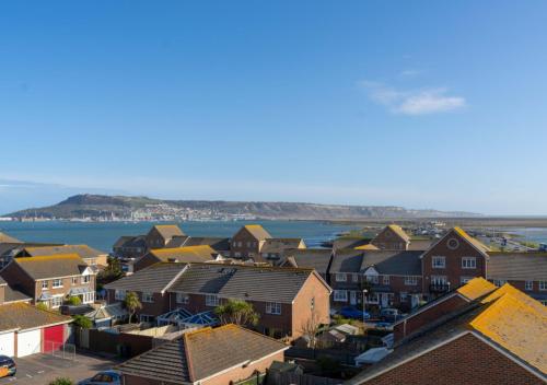 Pebble Cottage - Sea Views, Free Parking & Dog Friendly