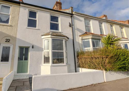 Pebble Cottage - Sea Views, Free Parking & Dog Friendly