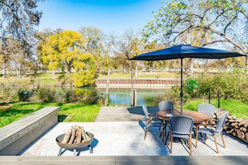 Camp Guadalupe Riverfront Seguin Home on the Guadalupe with paddle sports and grill in Seguin, USA